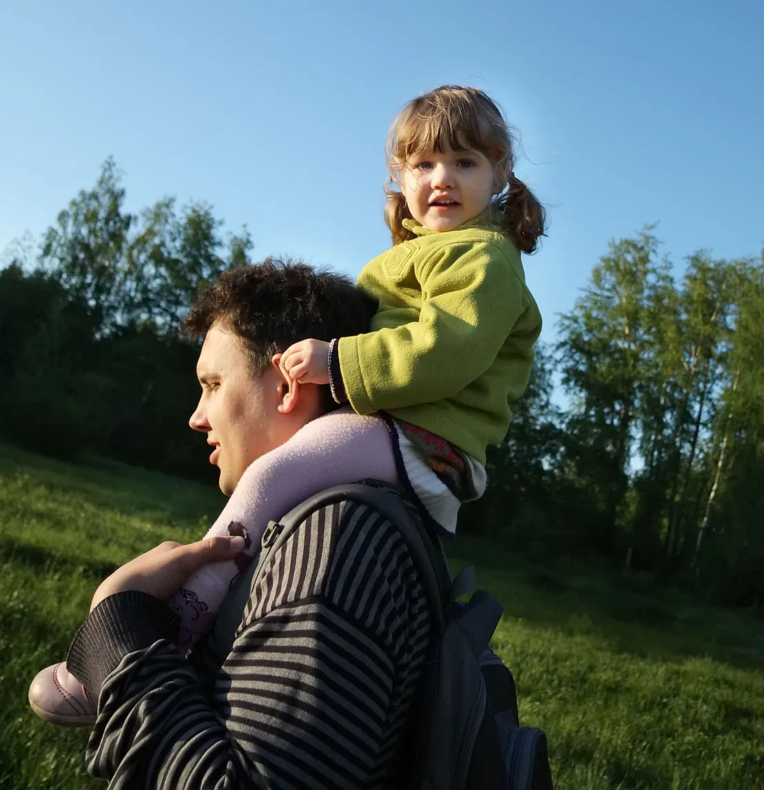 Padre con su hija a los hombros